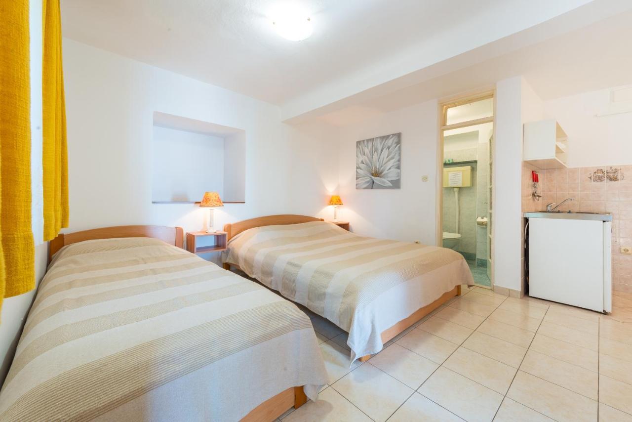 Villa Carmen Rooms & Apartments Mlini Exterior photo